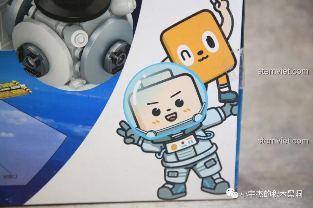 Hình ảnh linh vật của SEMBO mặc đồ phi hành gia trên hộp bộ đồ chơi lắp ghép Trạm Không Gian Thiên Cung SEMBO203324.