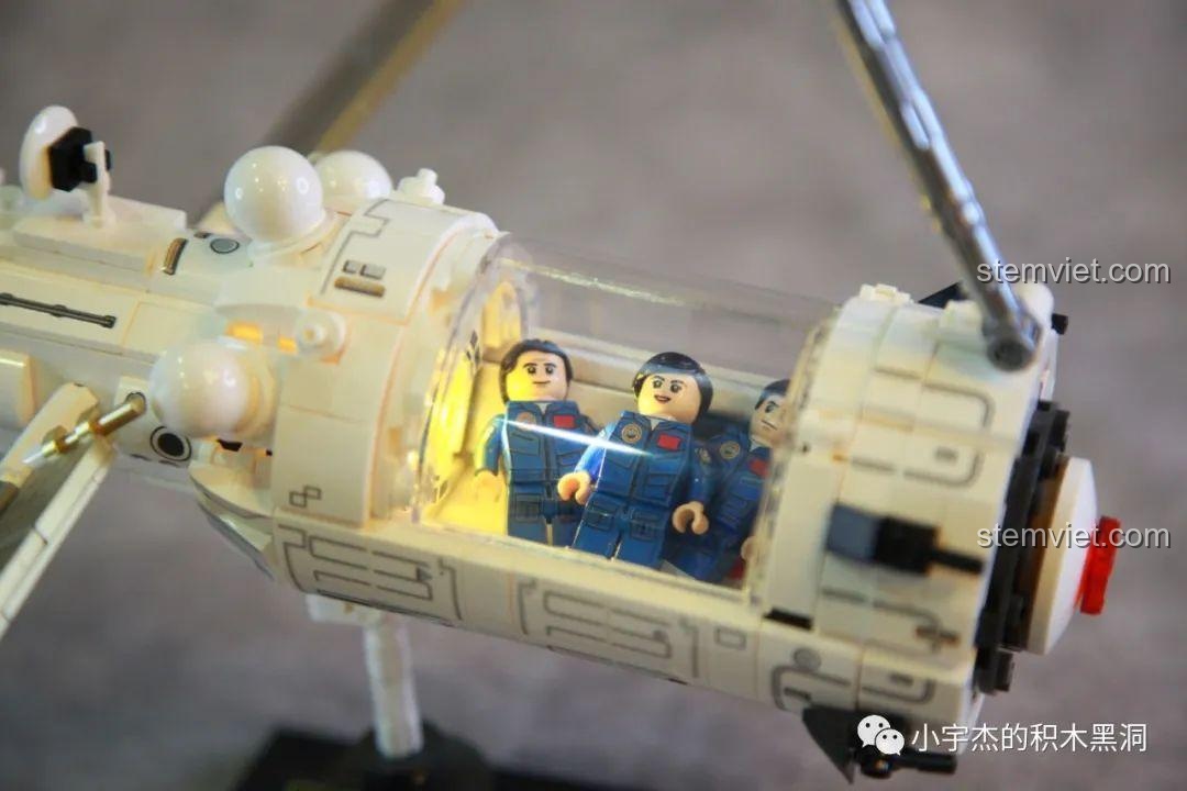 Các minifigure phi hành gia được đặt bên trong khoang lõi có đèn LED phát sáng của mô hình SEMBO 203324.