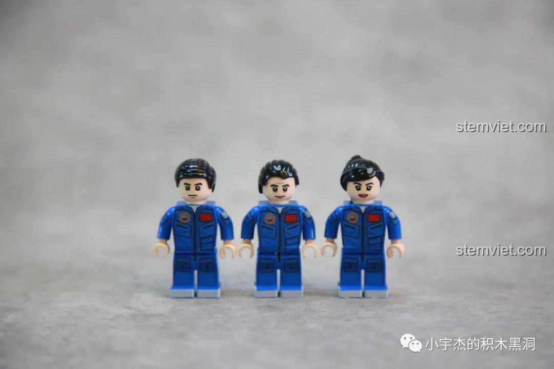 Ba minifigure phi hành gia mặc trang phục thường màu xanh, in ấn logo và chi tiết sắc nét.
