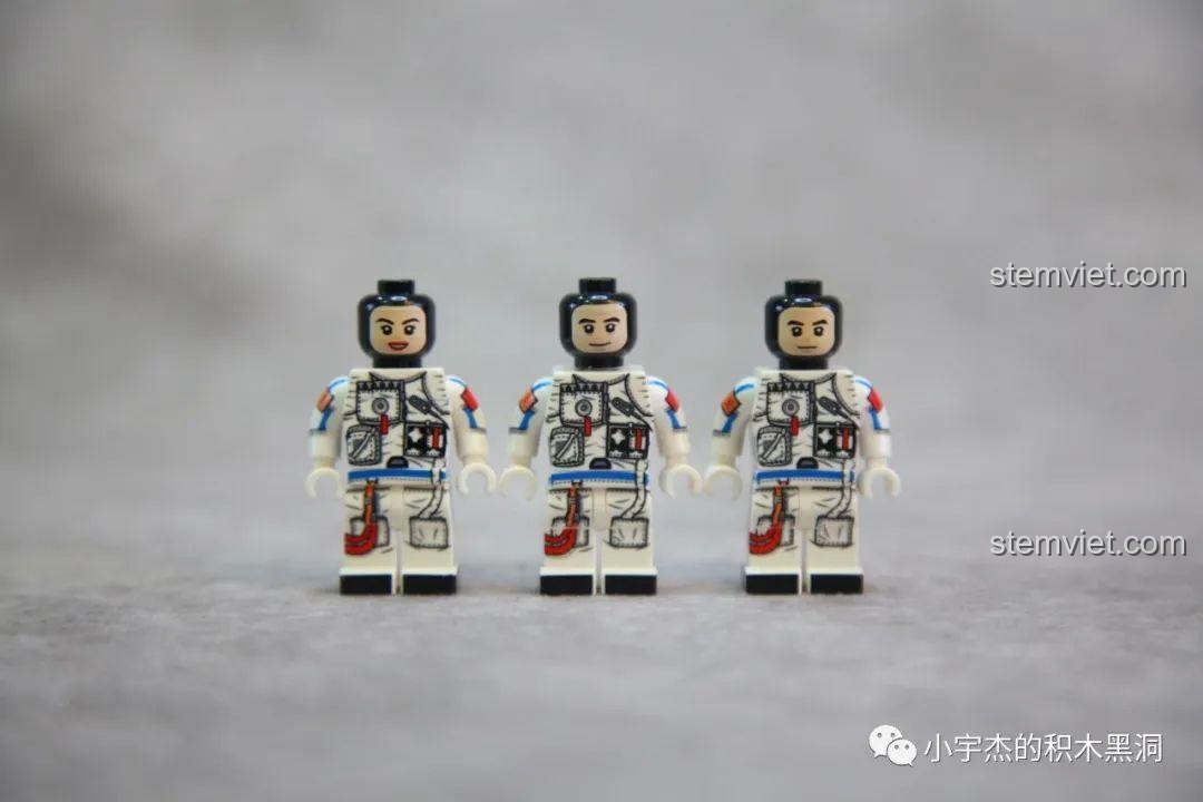 Ba minifigure phi hành gia mặc đồ vũ trụ trắng với chi tiết in ấn sắc nét từ bộ lắp ghép SEMBO 203324.