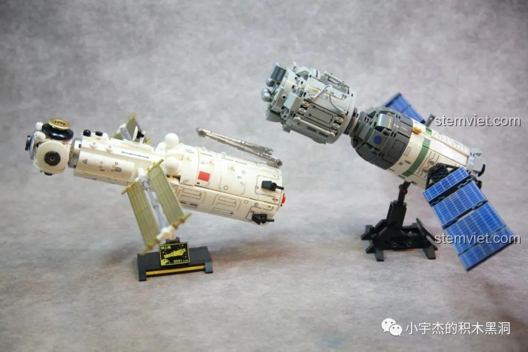 So sánh mô hình Khoang Lõi Trạm Không Gian Thiên Cung SEMBO 203324 mới với một mô hình Sembo cũ hơn.