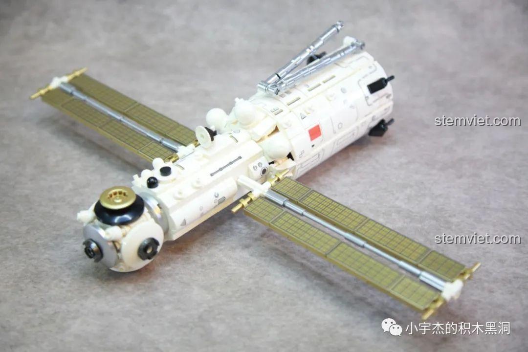 Các tấm pin năng lượng mặt trời đã được lắp ráp hoàn chỉnh, sẵn sàng gắn vào mô hình.