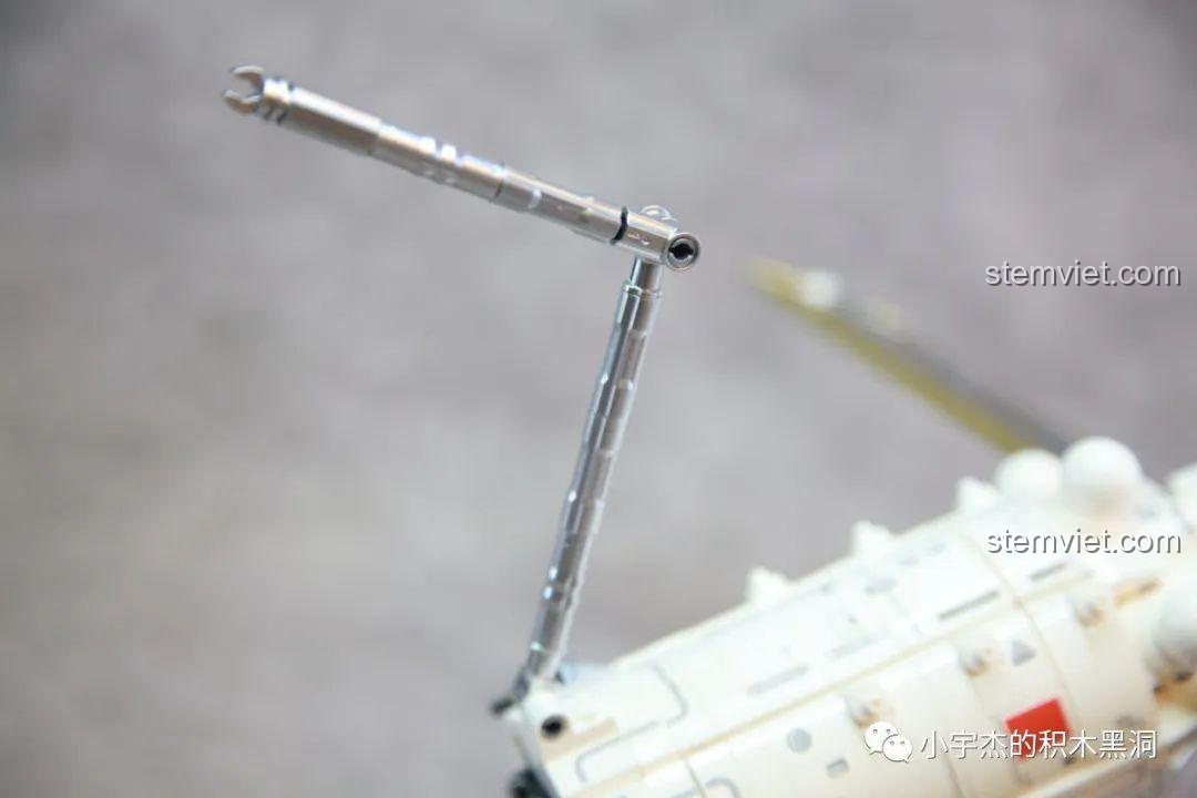 Cận cảnh cánh tay robot có thể cử động của mô hình Khoang Lõi Trạm Không Gian Thiên Cung SEMBO 203324.