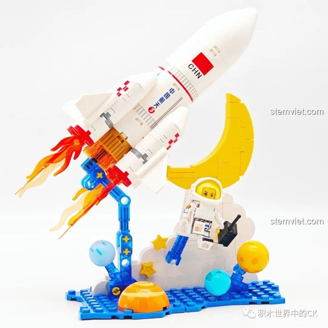 Góc nhìn cận cảnh mô hình Sembo 203356, làm nổi bật các chi tiết hành tinh và mặt trăng được lắp ghép.