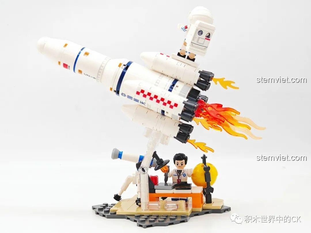 Cận cảnh hai minifigure trong bộ Sembo 203358: nhà khoa học tại trạm và phi hành gia trên tên lửa.