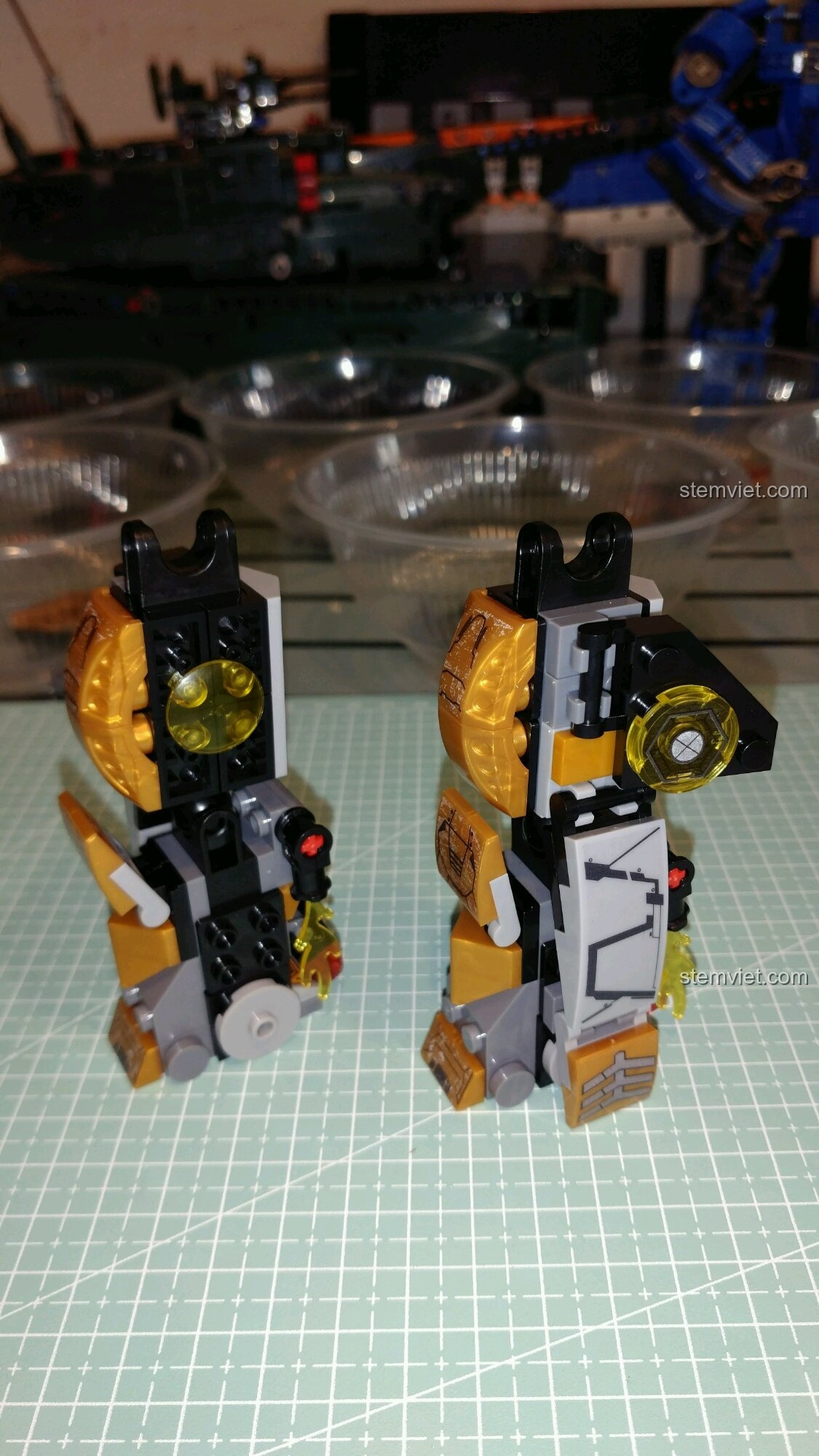 Góc nhìn bên hông của hai chiếc chân bộ giáp vàng gold của Iron Man Sembo 3, thể hiện sự chắc chắn.