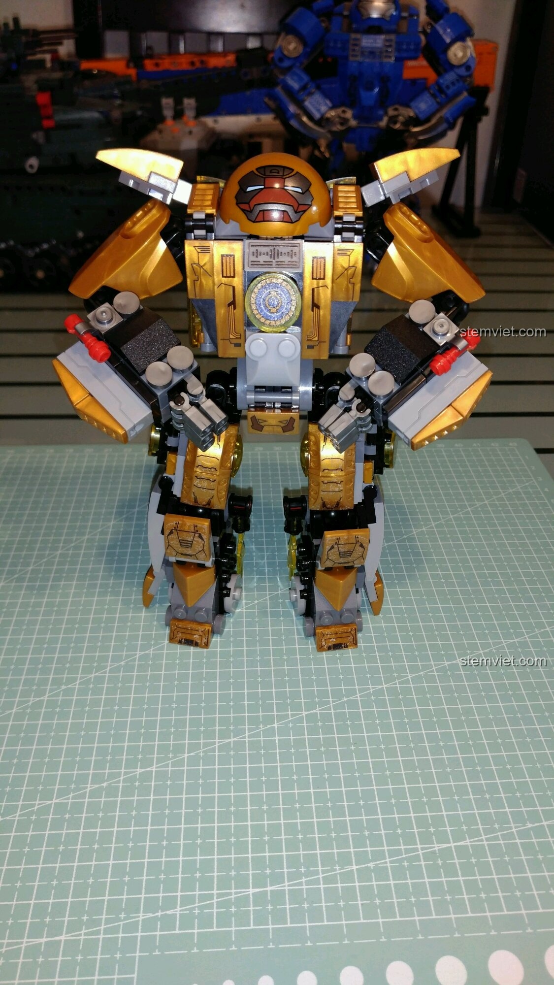 Mô hình bộ giáp vàng gold của Iron Man Sembo 3 hoàn chỉnh, một món đồ chơi xây dựng đáng tiền cho trẻ em.