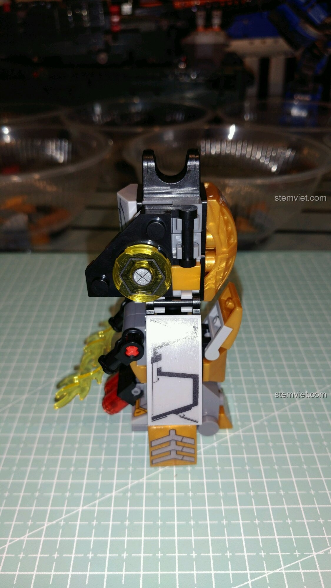 Review Sembo 3 bộ giáp vàng gold của Iron Man, chi tiết chân sử dụng các mảnh ghép trong suốt màu vàng.