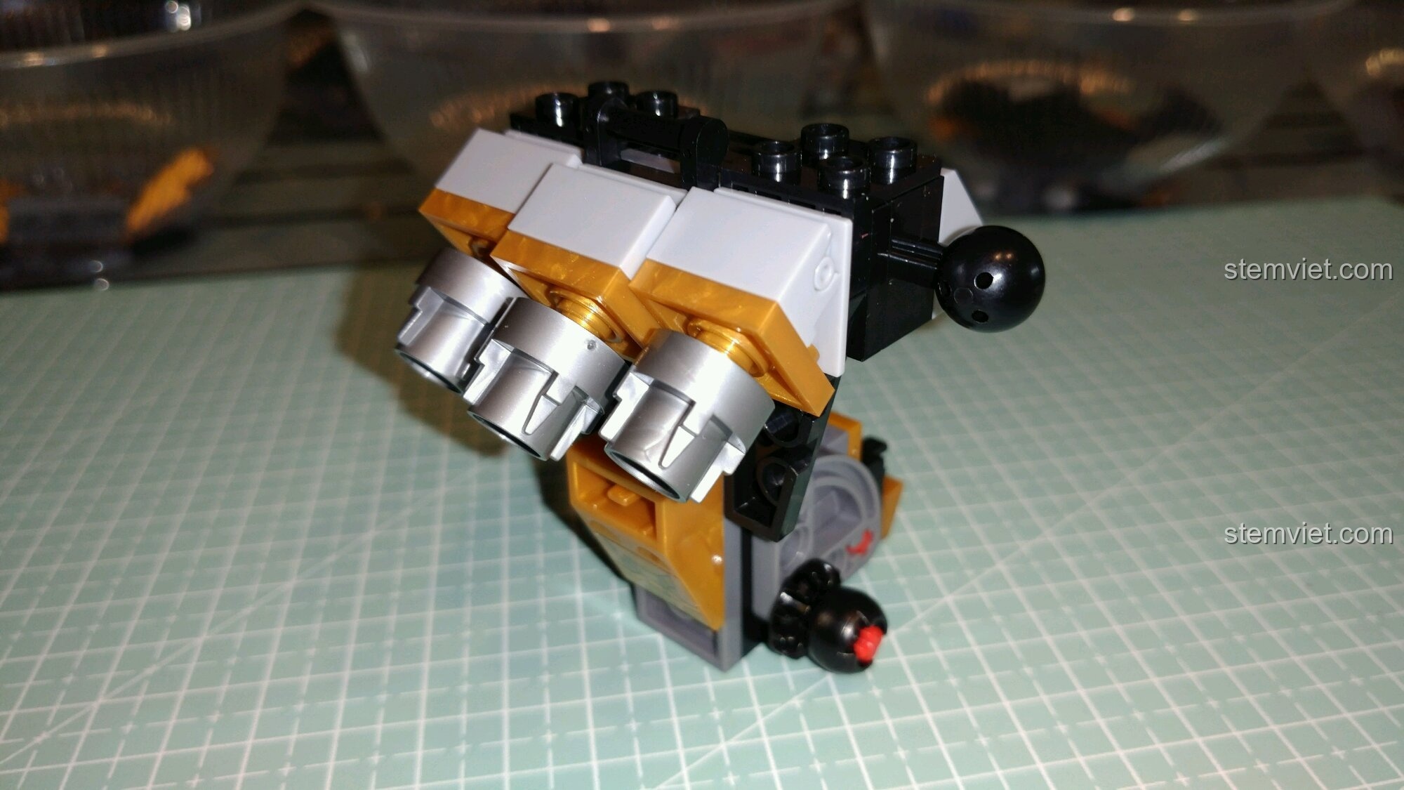 Mặt sau phần thân của bộ giáp vàng gold của Iron Man Sembo 3, với các khớp cầu để gắn chi.