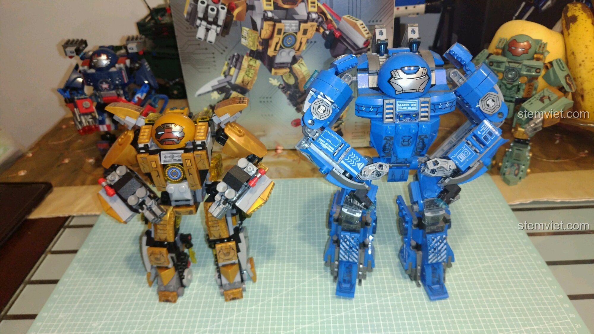 So sánh kích thước bộ giáp vàng gold của Iron Man Sembo 3 với một bộ mecha màu xanh khác cùng series.