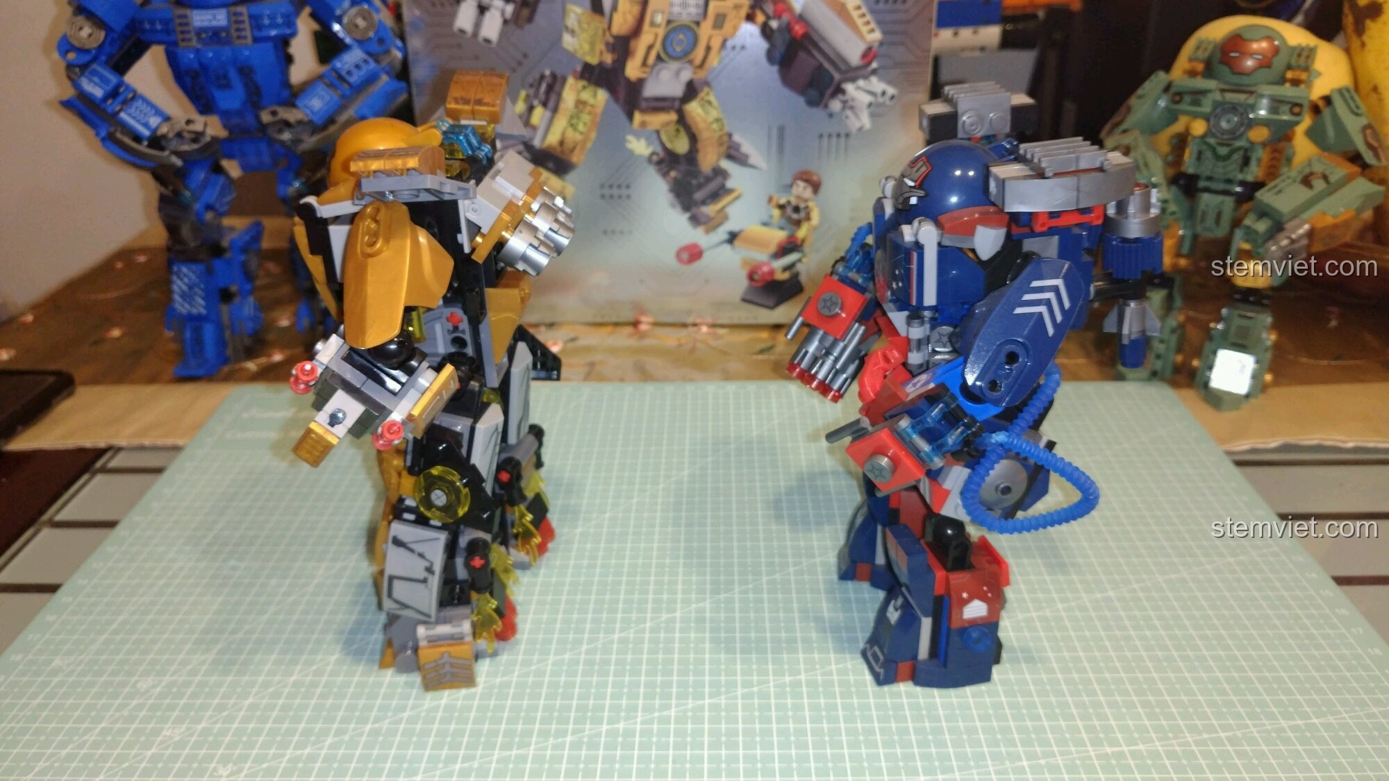 So sánh góc nghiêng giữa bộ giáp vàng gold của Iron Man Sembo 3 và Iron Patriot, thể hiện hai phong cách.