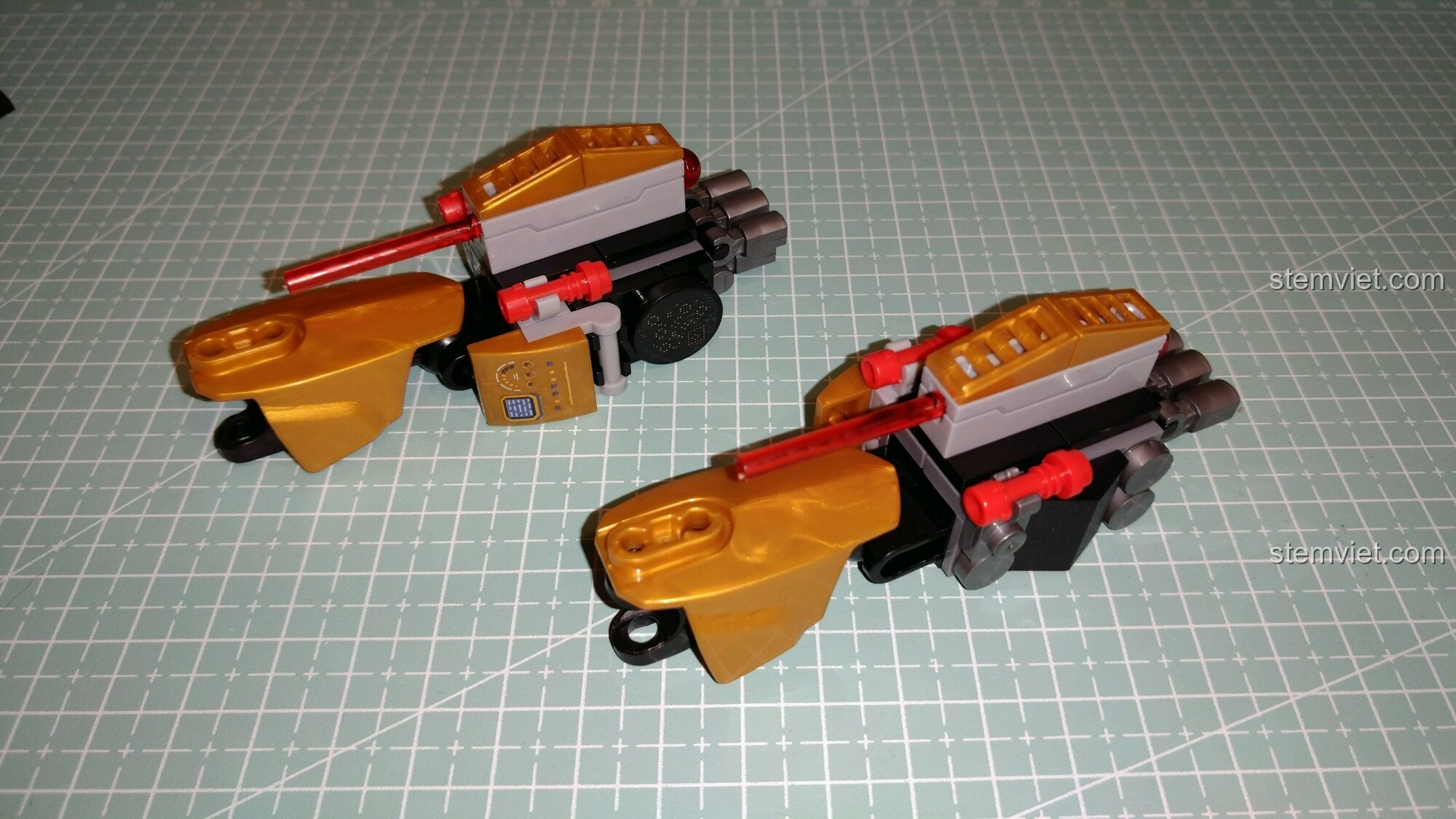 Hai cánh tay của bộ giáp vàng gold của Iron Man Sembo 3 sau khi hoàn thành, sẵn sàng để lắp ráp.