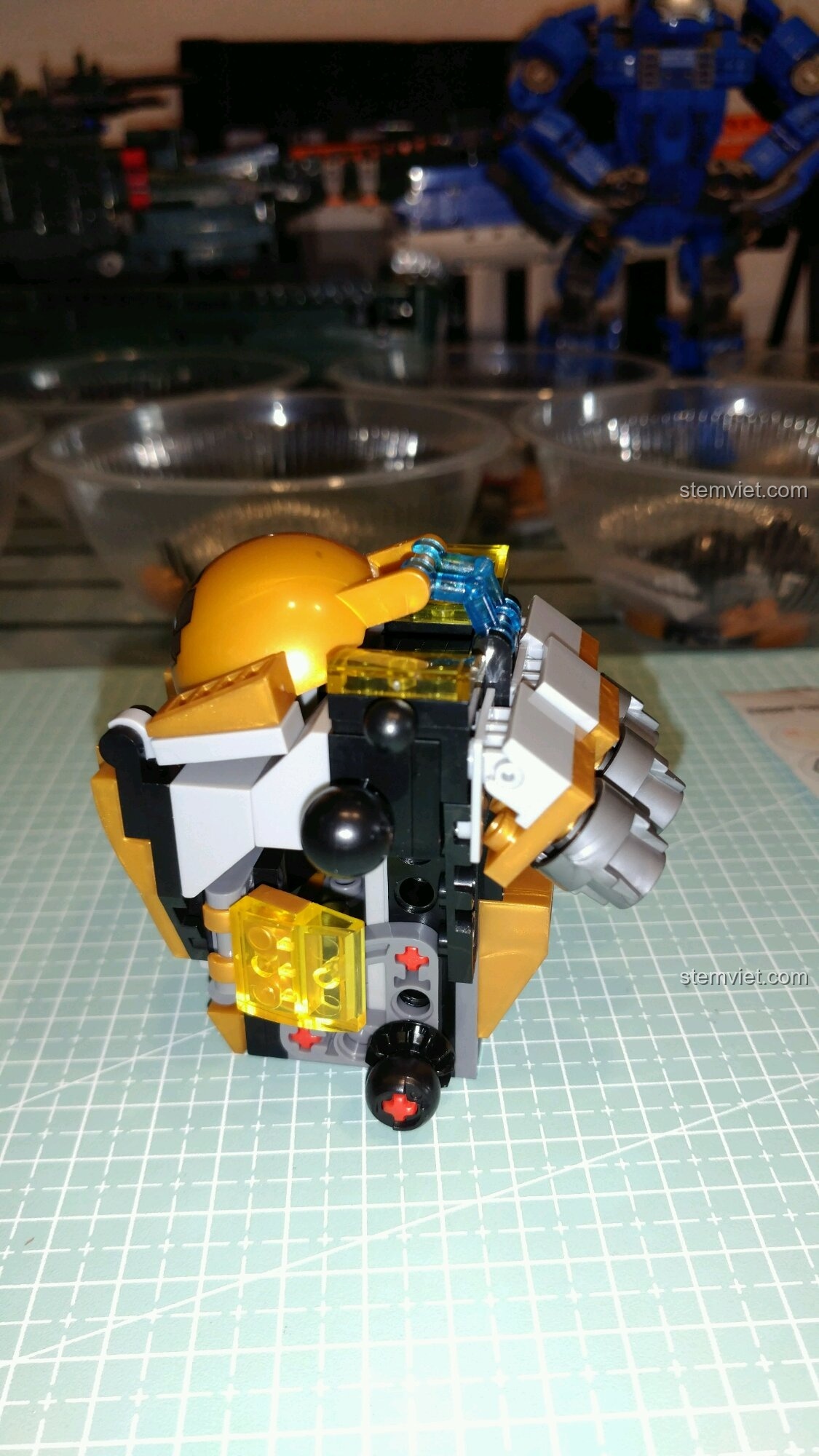 Góc nhìn nghiêng của phần thân bộ giáp vàng gold của Iron Man Sembo 3, thể hiện các chi tiết bên hông.