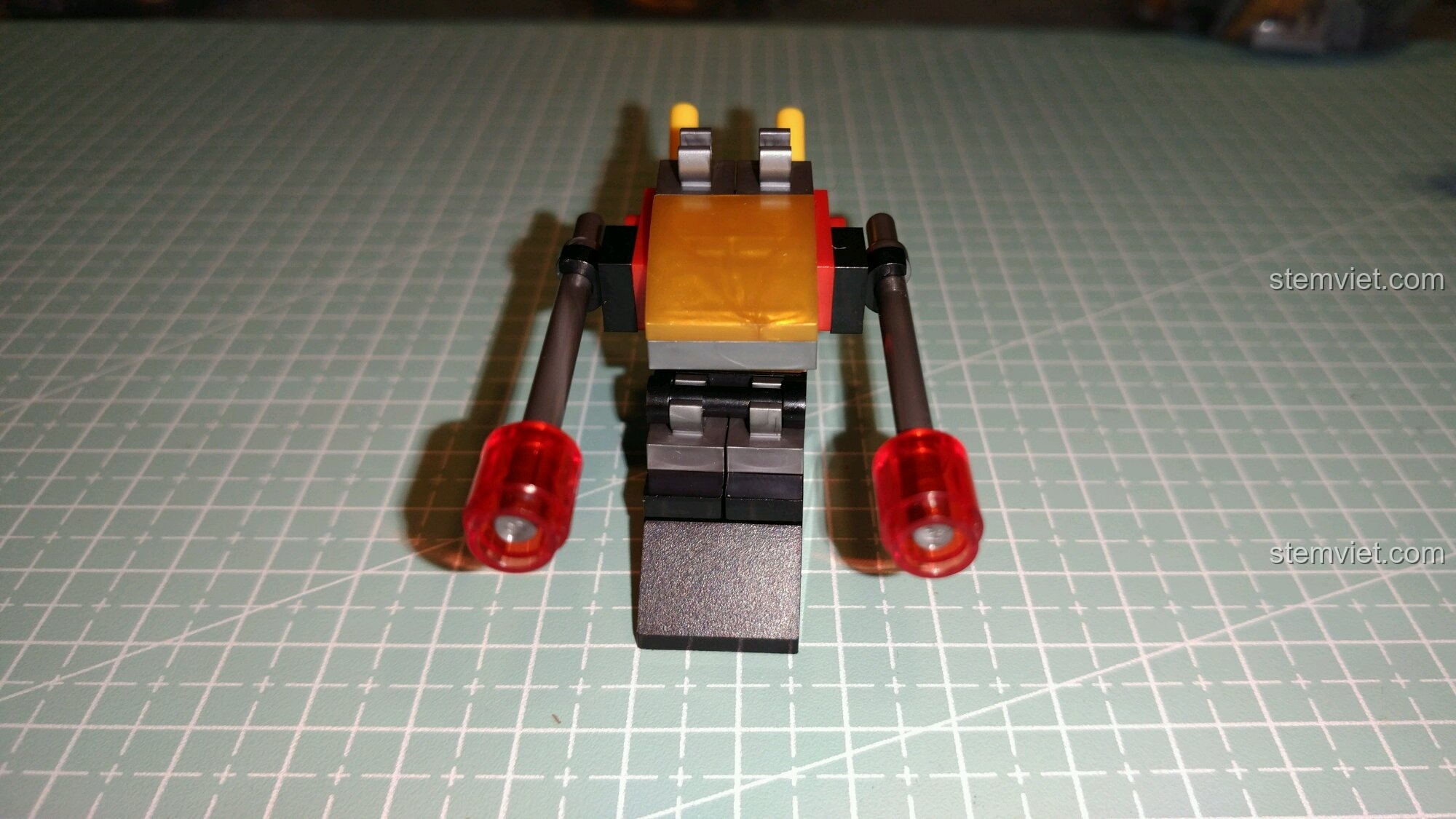 Góc nhìn từ trên xuống của ụ súng trong bộ Sembo 3 Bộ giáp vàng gold của Iron Man, thiết kế nhỏ gọn.