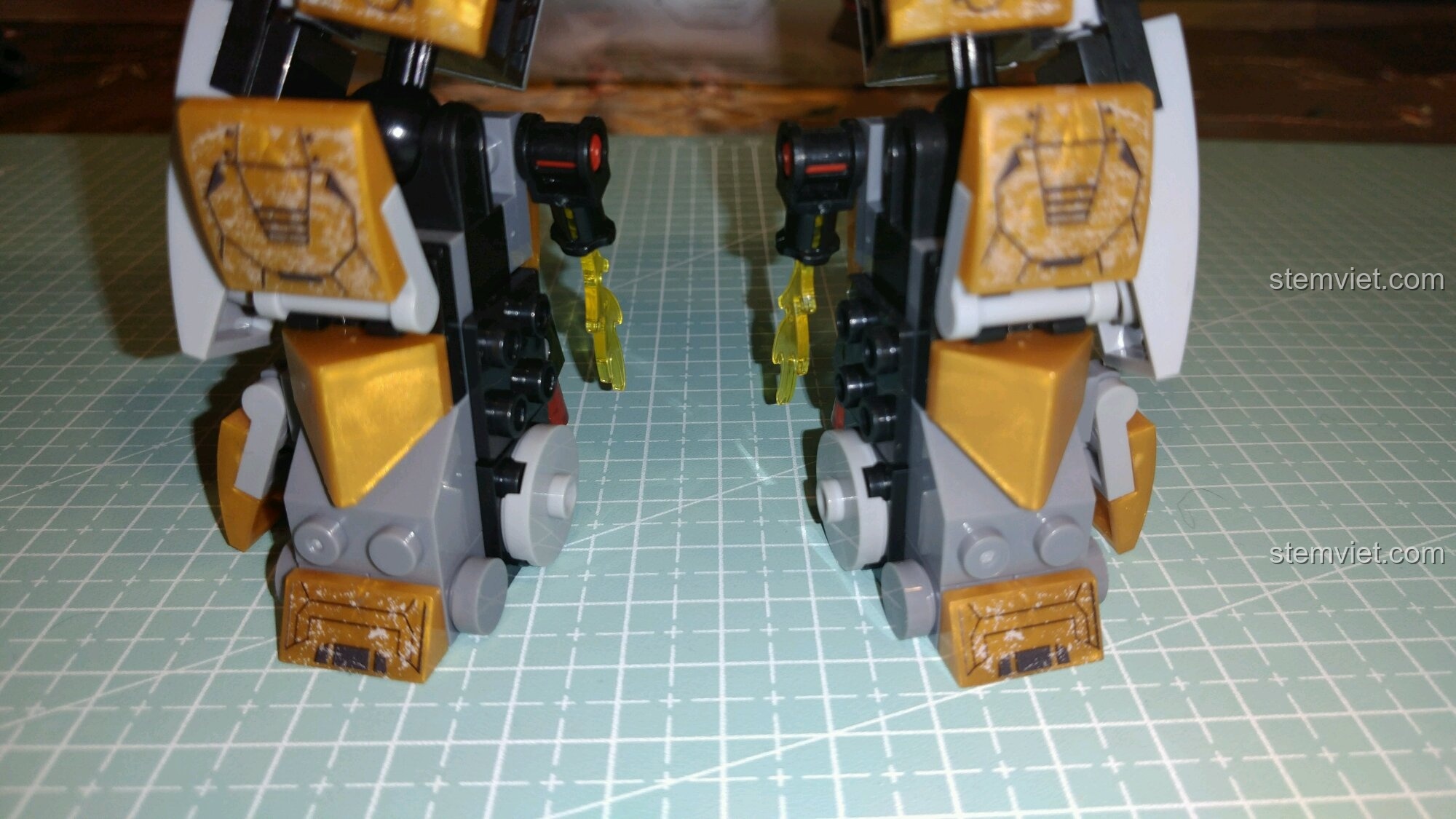 Cận cảnh giáp cẳng chân của Mecha chiến đấu MK24, review Sembo 3 về chất lượng sticker và độ chi tiết.