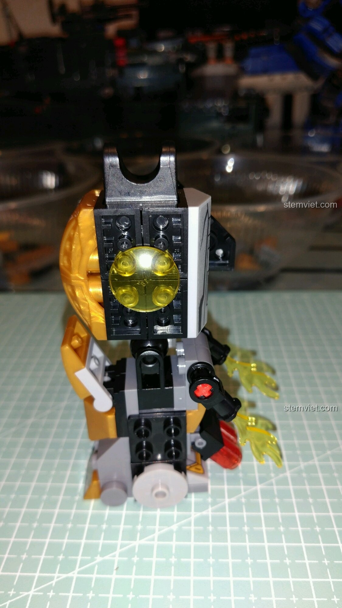 Góc nhìn chi tiết bên hông của một bên chân Mecha chiến đấu MK24, review Sembo 3 về thiết kế.