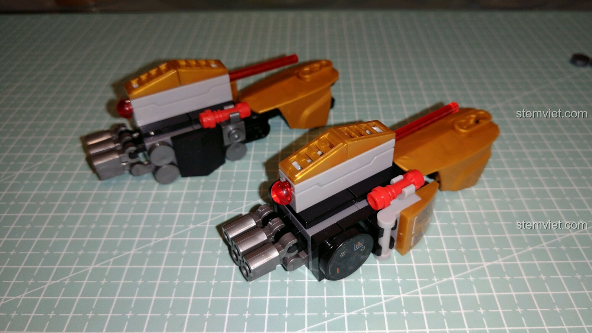 Lắp ráp hai cánh tay cho Mecha chiến đấu MK24, một phần trong bài review Sembo 3 chi tiết.