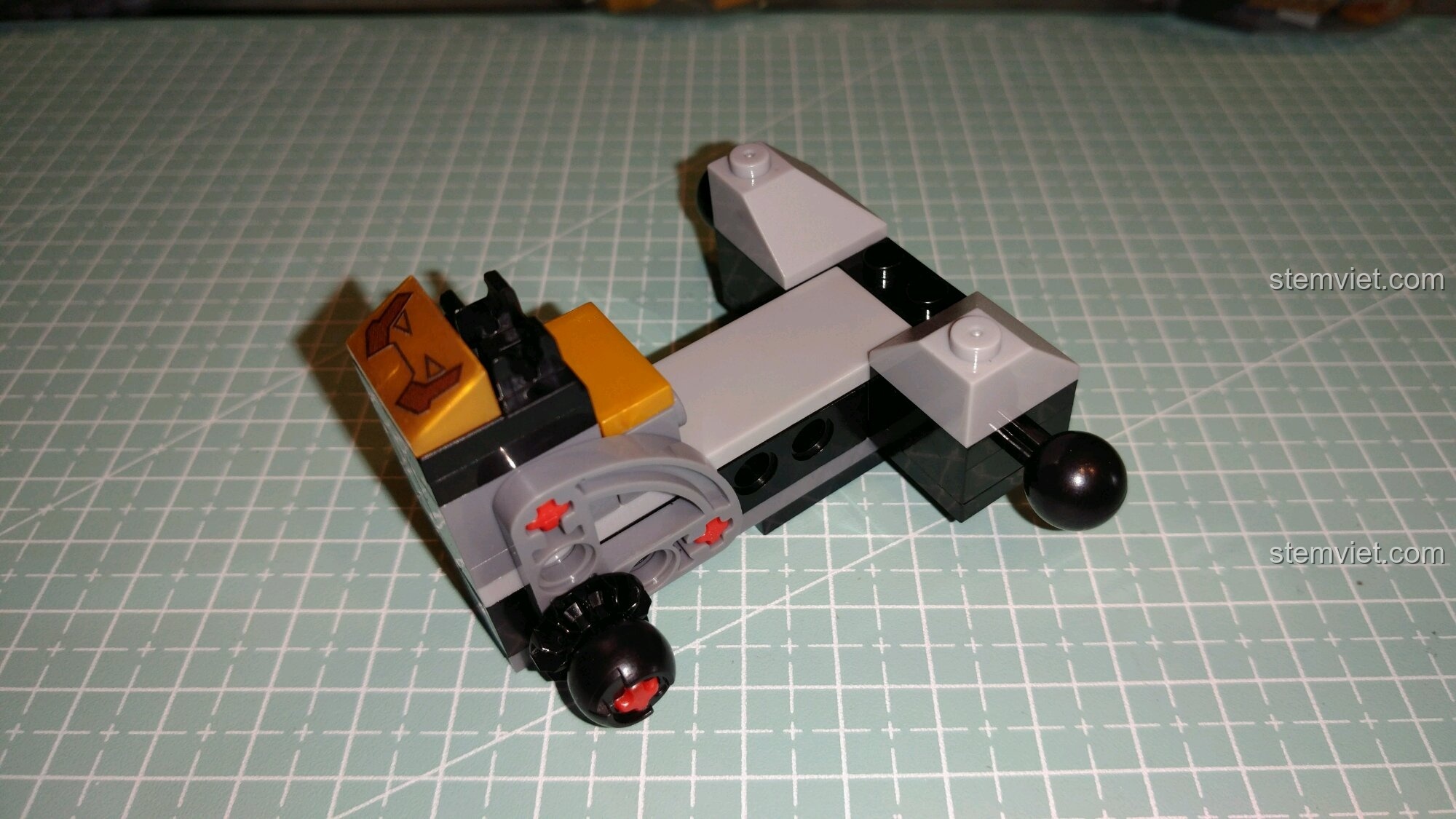 Quá trình lắp ráp phần thân dưới của Mecha chiến đấu MK24, một bước quan trọng trong bài review Sembo 3.