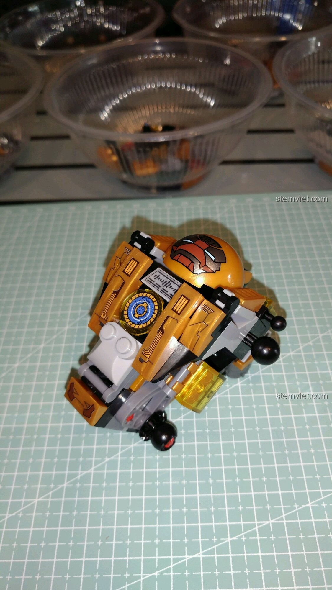 Gắn mặt nạ vào phần thân của Mecha chiến đấu MK24, một bước quan trọng trong quá trình lắp ráp Sembo 3.