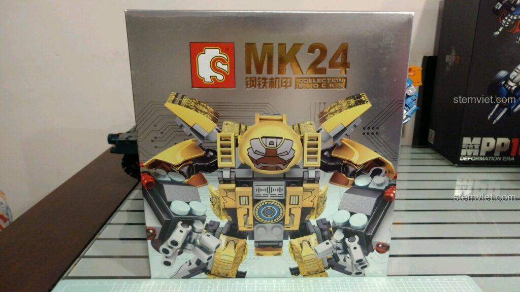 Mặt trước hộp đồ chơi Sembo 3 Mecha chiến đấu MK24 với hình ảnh robot màu vàng gold nổi bật, phù hợp cho bé trai 6 tuổi.