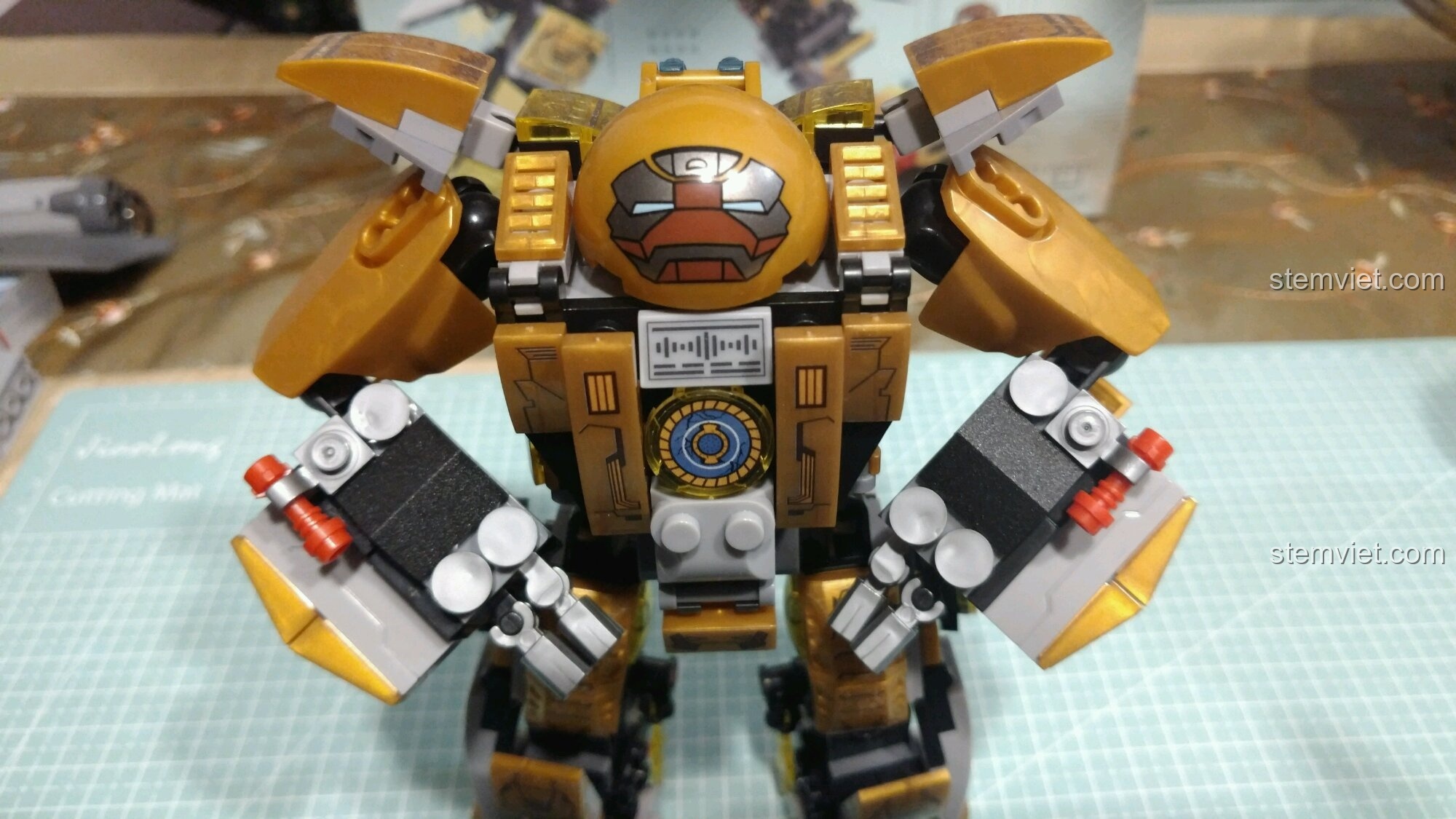 Cận cảnh phần thân trên của Robot Người Sắt MK24 Sembo 3, một bộ đồ chơi lắp ráp chất lượng cao giá tốt.