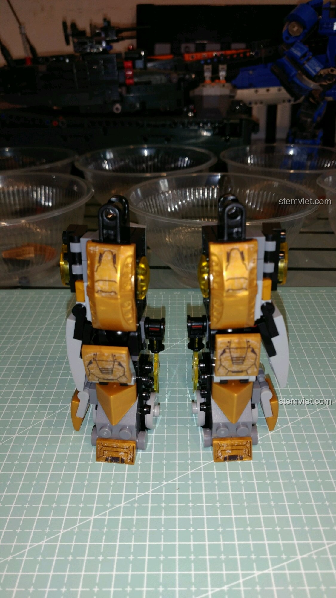 Hai chiếc chân của Robot Người Sắt MK24 Sembo 3 sau khi lắp ráp xong, thiết kế đối xứng và vững chãi.