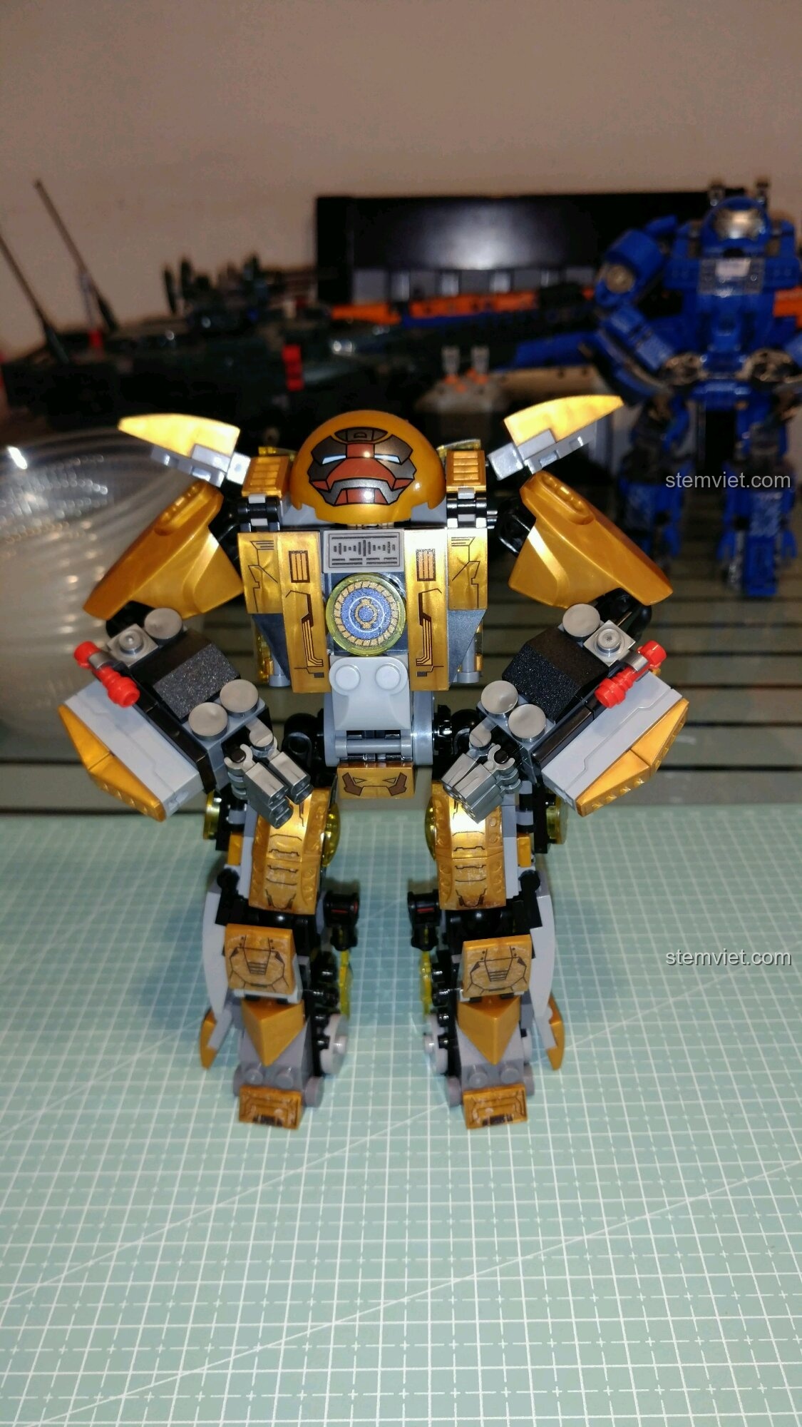 Gắn tay và giáp vai vào mô hình Robot Người Sắt MK24 Sembo 3, các bước hoàn thiện cuối cùng.