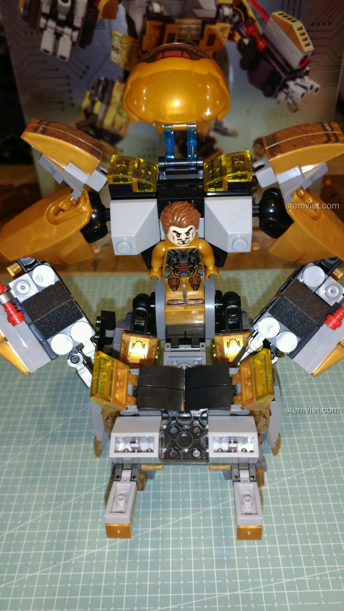 Minifigure Tony Stark ngồi bên trong khoang lái của Robot Người Sắt MK24 Sembo 3, sẵn sàng chiến đấu.