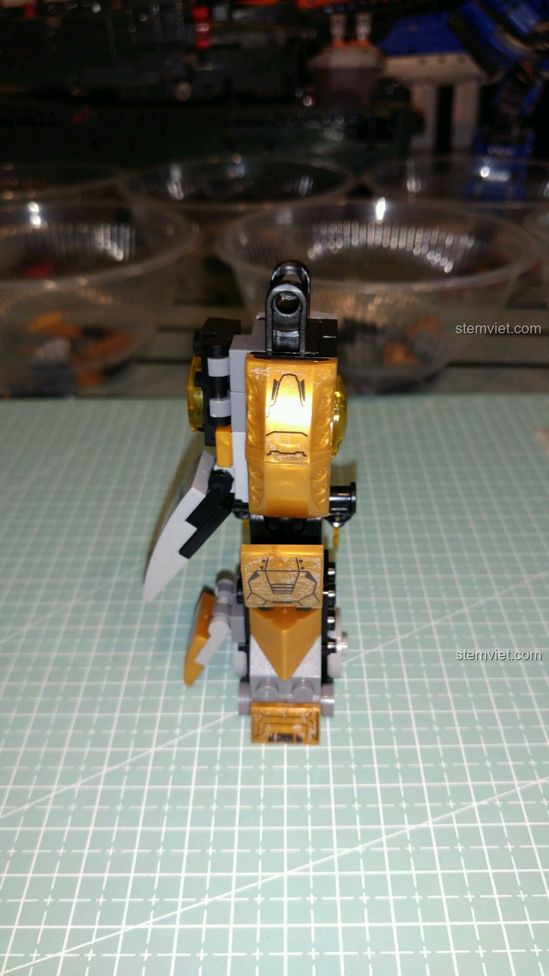 Chi tiết phần chân của Robot Người Sắt MK24 Sembo 3, với các tấm giáp nhỏ và khớp cử động linh hoạt.