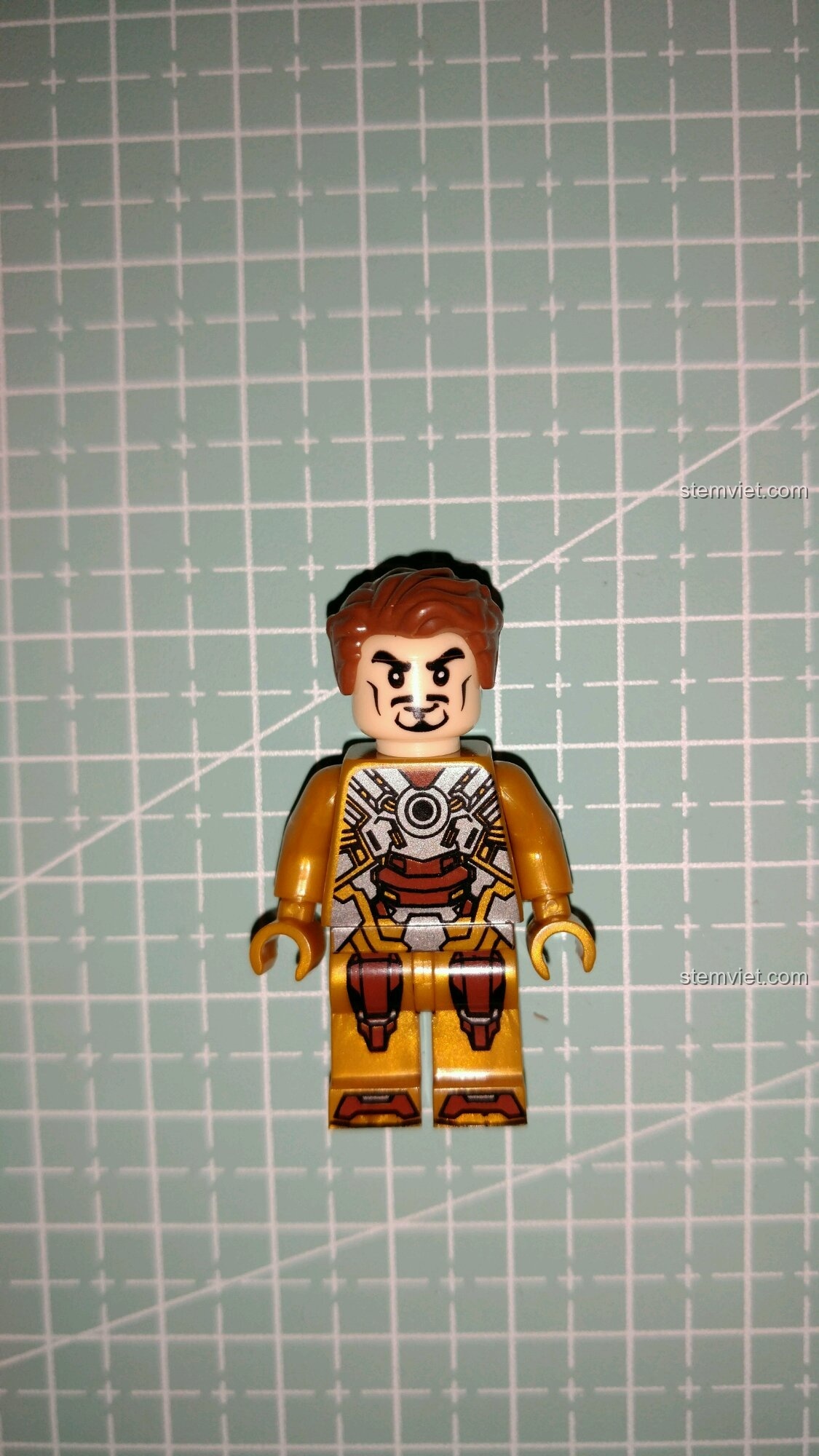 Cận cảnh minifigure Tony Stark trong bộ Sembo 3 Robot Người Sắt MK24, chi tiết in sắc nét trên thân và mặt.