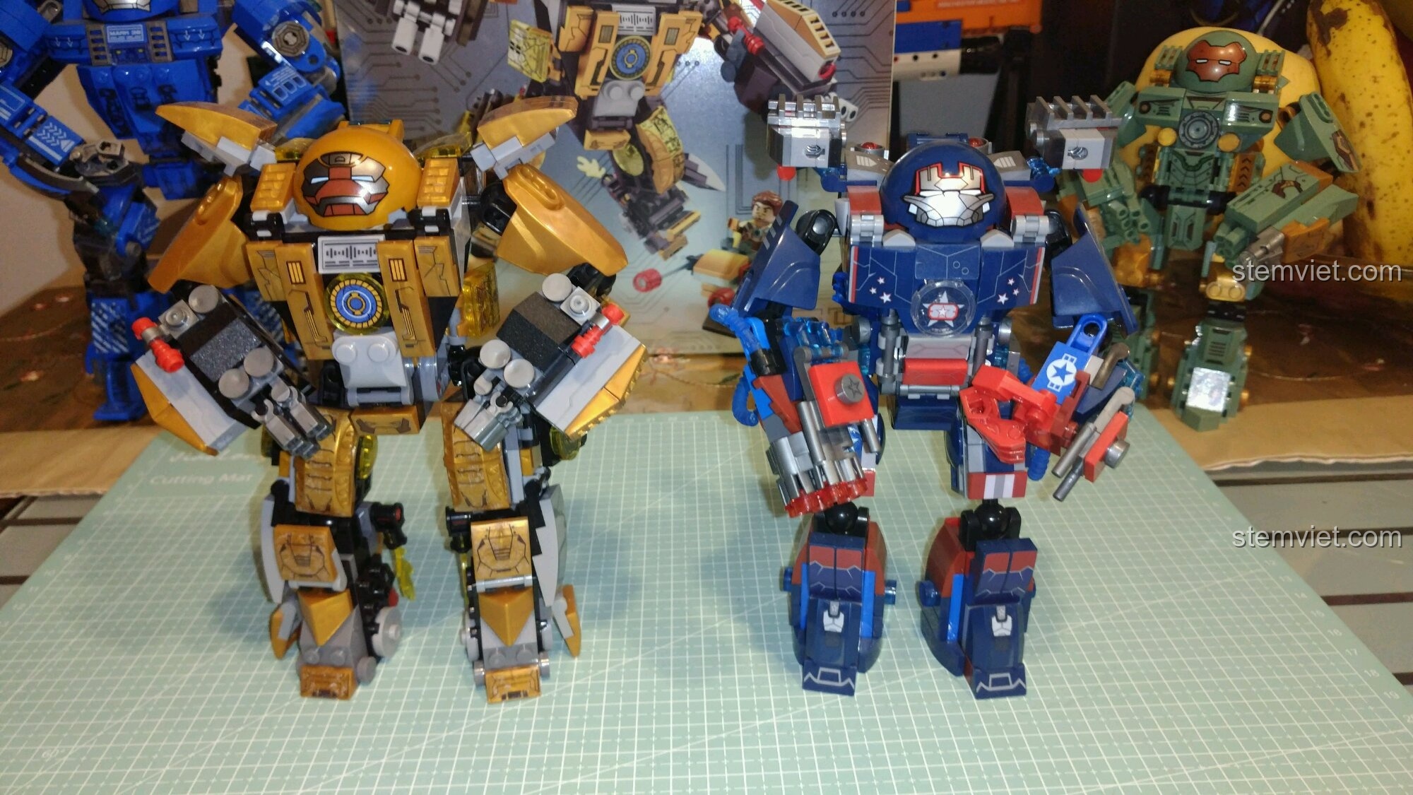 So sánh Robot Người Sắt MK24 Sembo 3 với bộ Iron Patriot, hai mô hình có kích thước tương đương nhau.