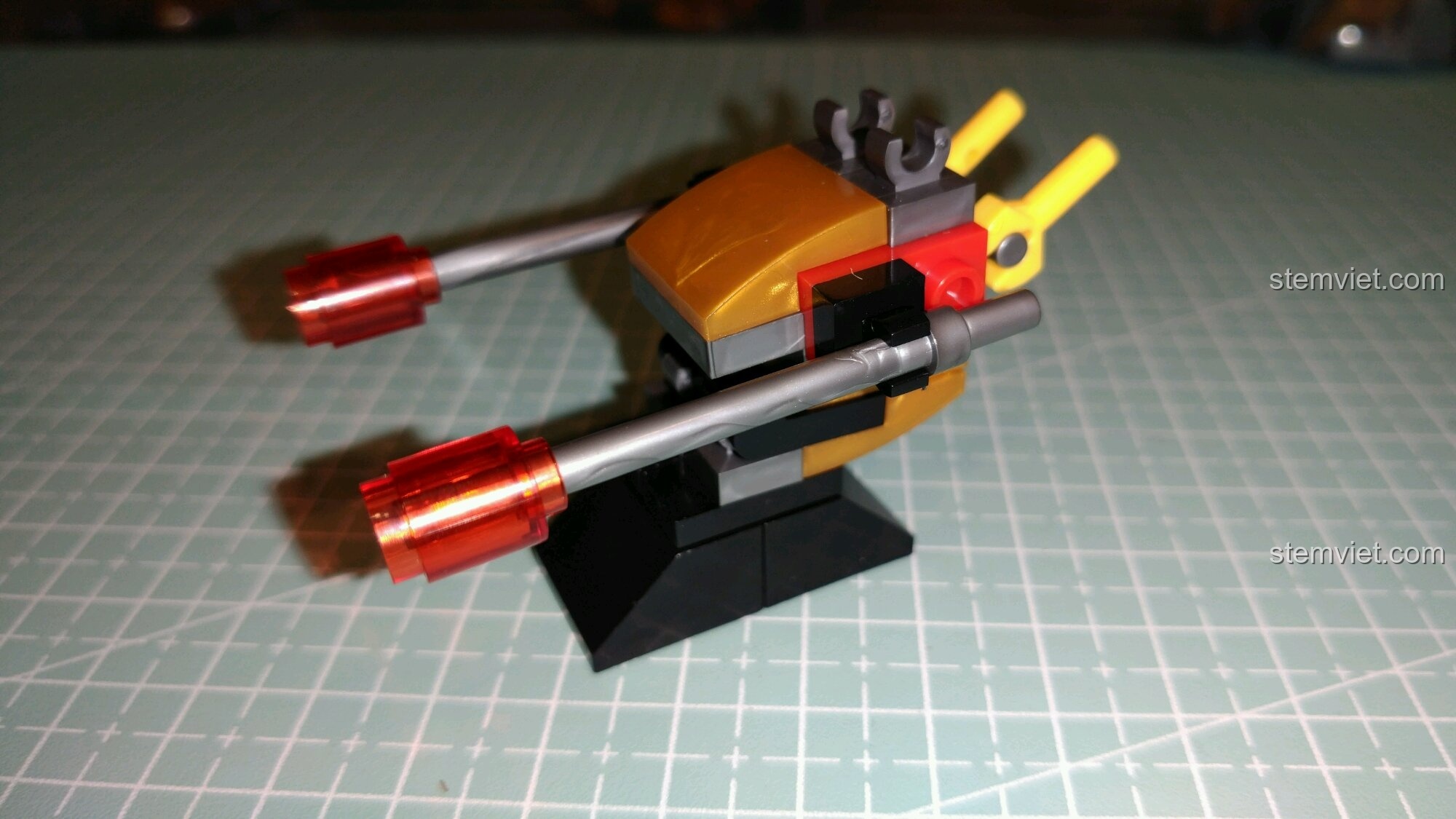 Ụ súng sau khi lắp ráp hoàn chỉnh trong bộ Sembo 3 Robot Người Sắt MK24, có thể xoay và nâng hạ nòng.