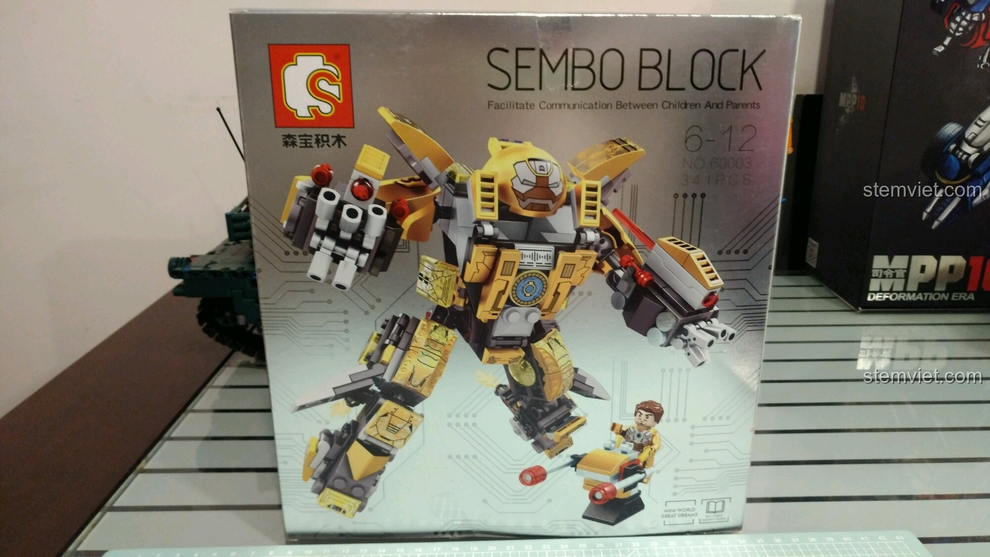 Mặt sau hộp bộ lắp ghép Sembo 3 Robot Người Sắt MK24, hiển thị minifigure Tony Stark và các chi tiết của bộ giáp.