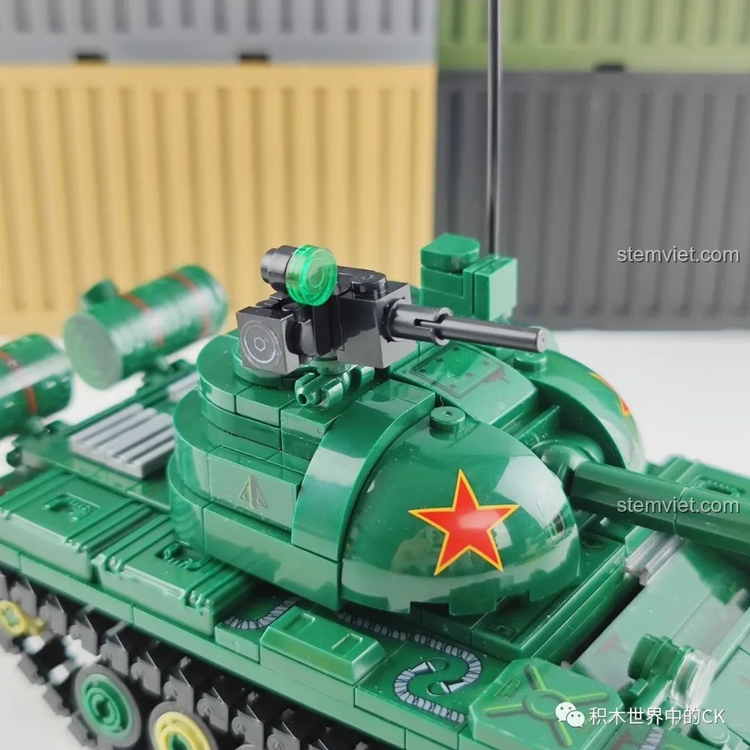 Cận cảnh hệ thống bánh xích và bánh xe của mô hình xe tăng Type 59, với các chi tiết màu xanh và vàng nổi bật.