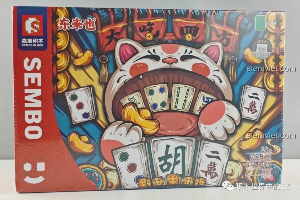 Hộp Bộ Xếp Hình Mạt Chược SEMBO 601152 với hình ảnh mèo thần tài và các quân mạt chược, thu hút mọi ánh nhìn.