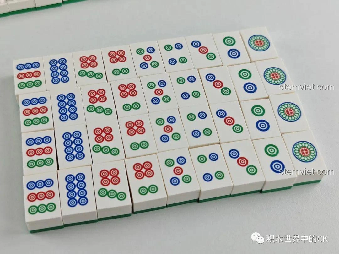 Các quân mạt chược lắp ráp của Bộ Xếp Hình Mạt Chược SEMBO 601152 được sắp xếp gọn gàng, sẵn sàng chơi.