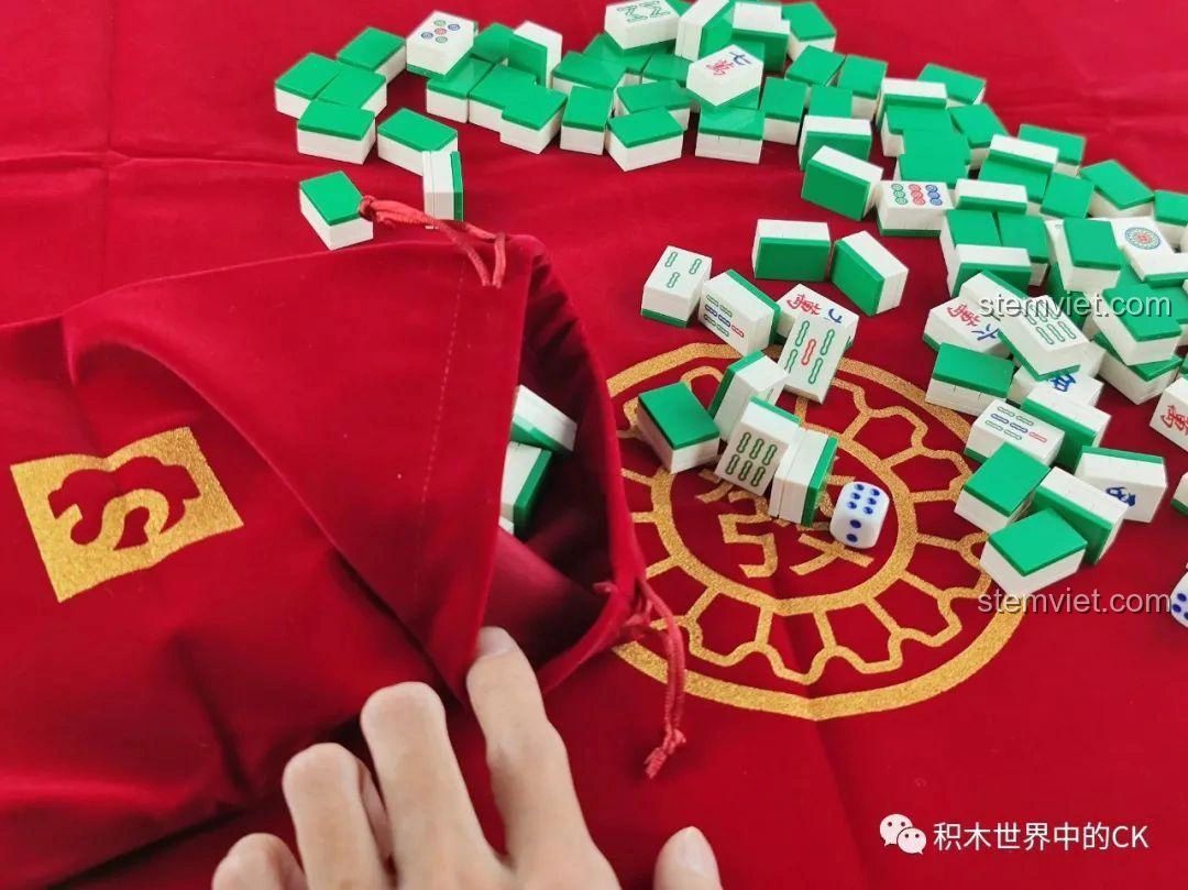 Cất gọn các quân mạt chược lắp ráp vào túi đựng đi kèm Bộ Xếp Hình Mạt Chược SEMBO 601152, tiện lợi khi di chuyển.