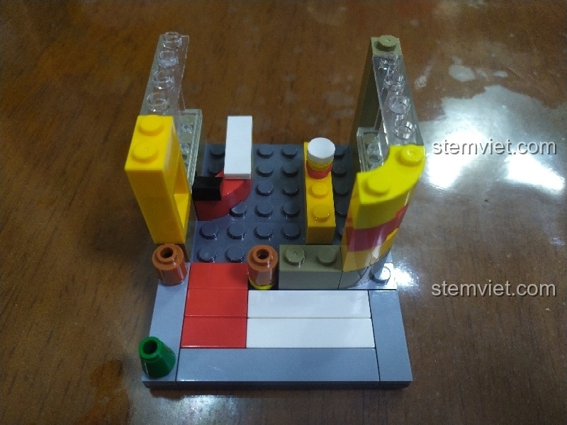 Review SEMBO 6050 Mô hình phố ẩm thực với các bức tường bằng gạch trong suốt đang được lắp đặt.