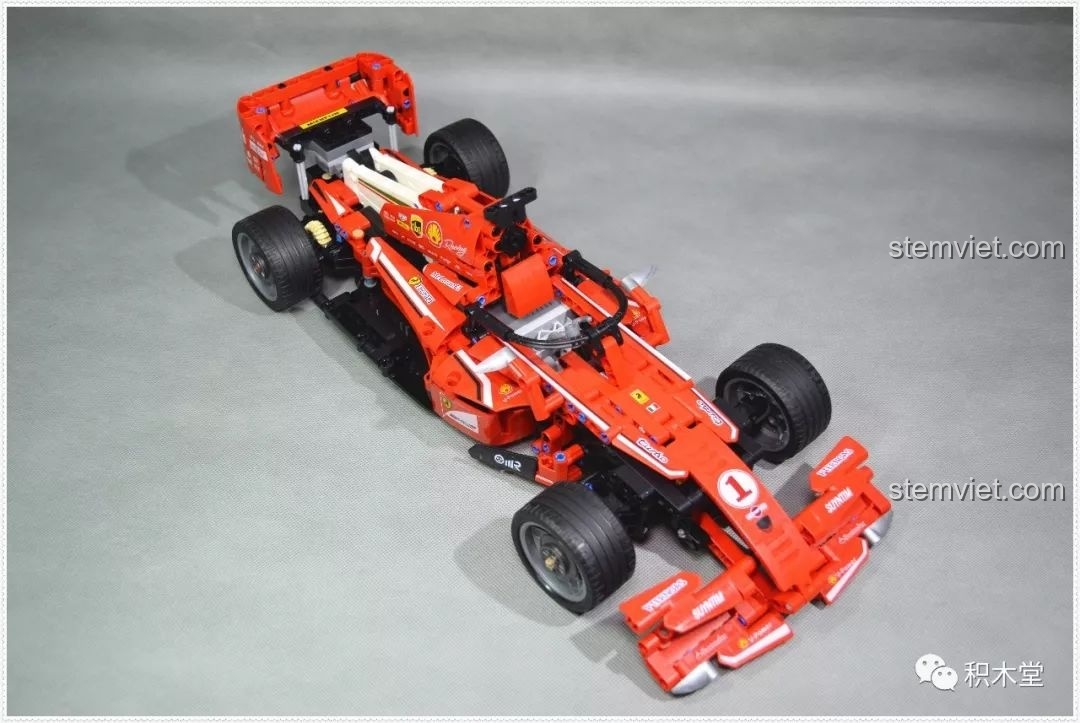 Góc nhìn từ trên cao của mô hình Sembo 701000 Mô hình Ferrari F1 RC hoàn chỉnh, khoe trọn thiết kế.