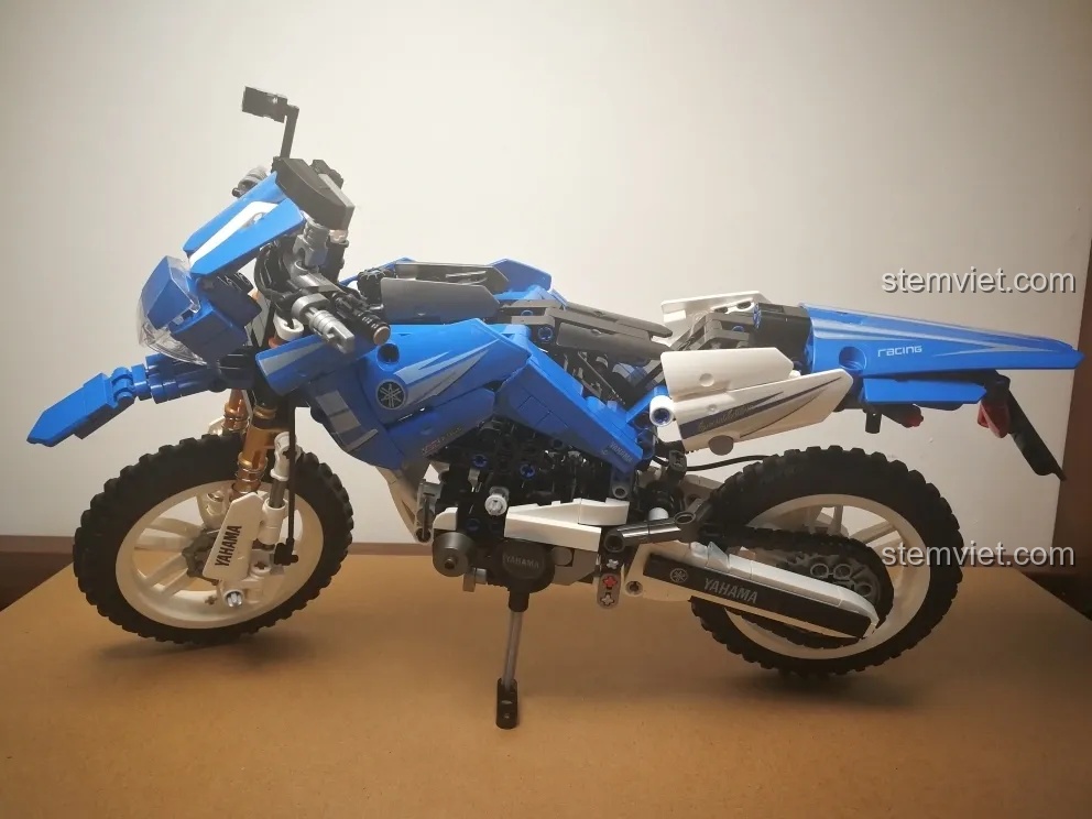 Mô hình xe máy địa hình Yamaha Sembo 701702 hoàn thiện nhìn từ bên phải, khoe trọn thiết kế.