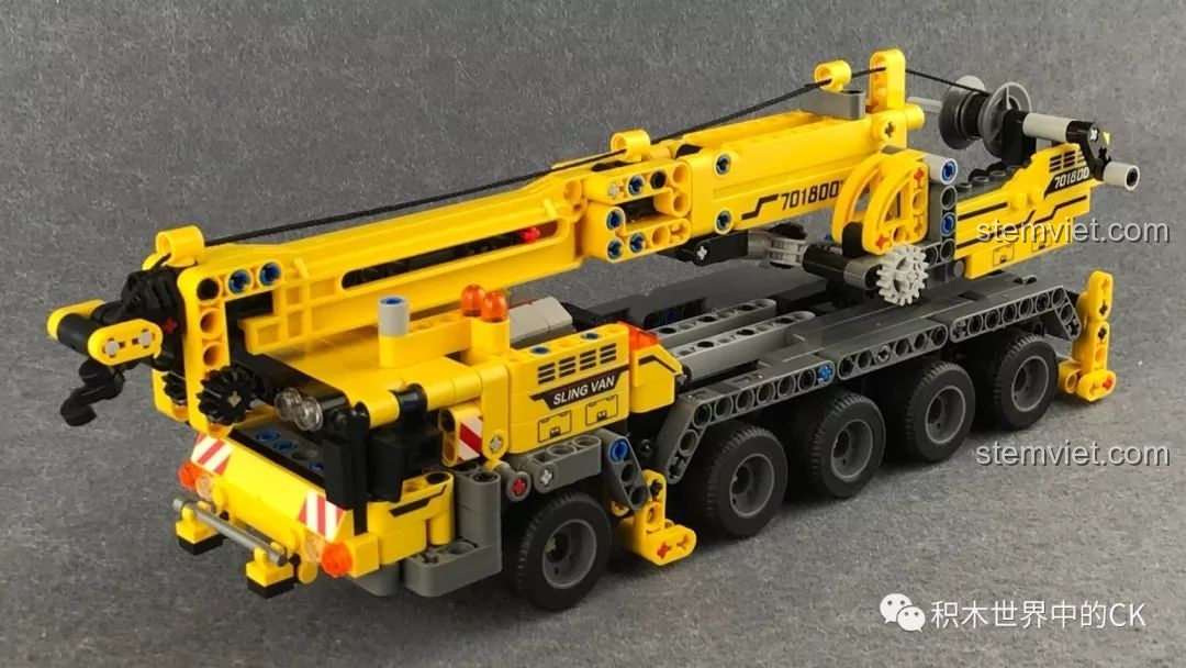 Hoàn thiện cần cẩu với dây cáp và móc cẩu trong bộ lắp ráp SEMBO 701800.