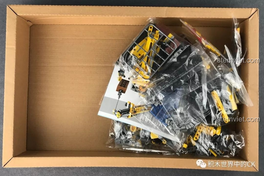 Bên trong hộp đồ chơi xây dựng Xe Cần Cẩu Di Động Technic SEMBO 701800 khi vừa mở ra.