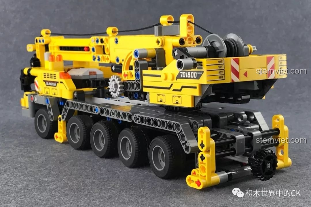 Góc nhìn chéo từ phía sau của bộ lắp ráp Xe Cần Cẩu Di Động Technic 701800.