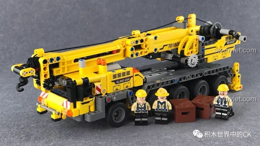 Toàn bộ sản phẩm SEMBO 701800 bao gồm xe cẩu hoàn chỉnh và ba minifigure công nhân.