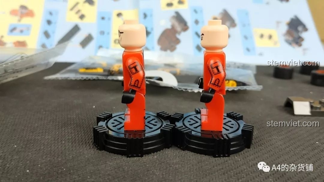 Cận cảnh chi tiết in ấn trên chân của minifigure Han Ziang và Liu Qi, thể hiện sự đa dạng trong thiết kế nhân vật của SEMBO.