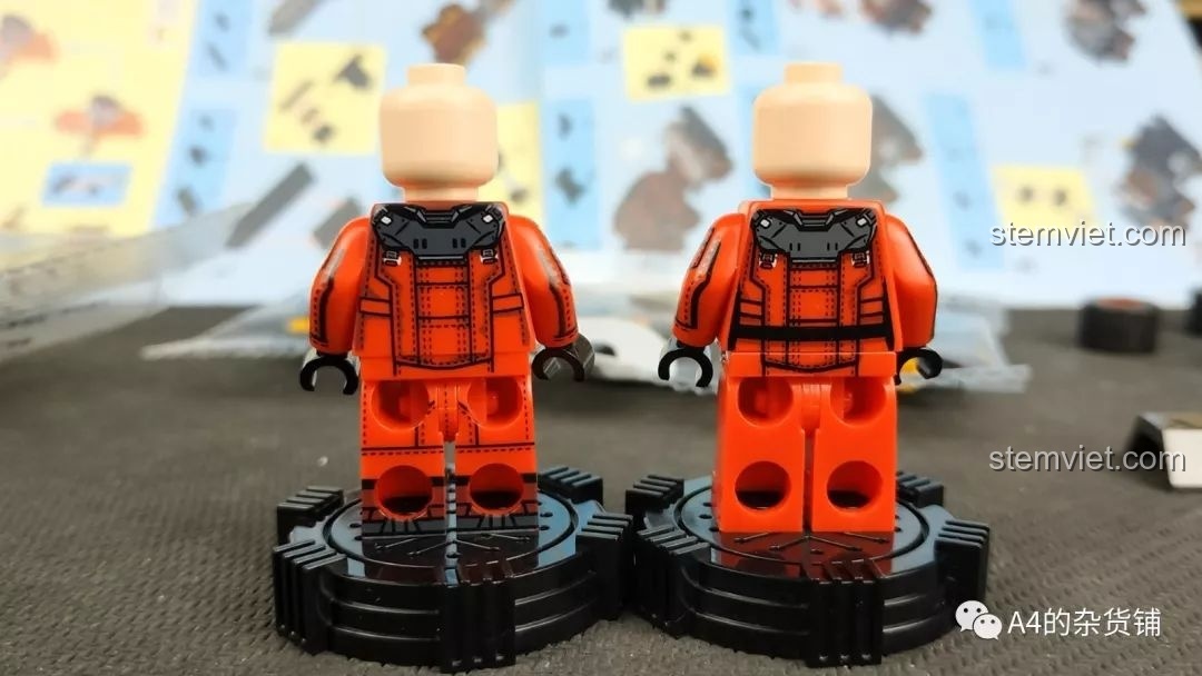 Mặt sau của minifigure Han Ziang và Liu Qi, cho thấy sự khác biệt trong chi tiết in ấn trang phục ở phần lưng và chân.