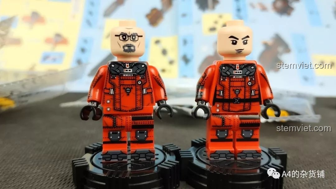 So sánh hai minifigure Han Ziang và Liu Qi từ các bộ lắp ráp SEMBO Lưu Lạc Địa Cầu, thể hiện sự khác biệt trong thiết kế và in ấn.