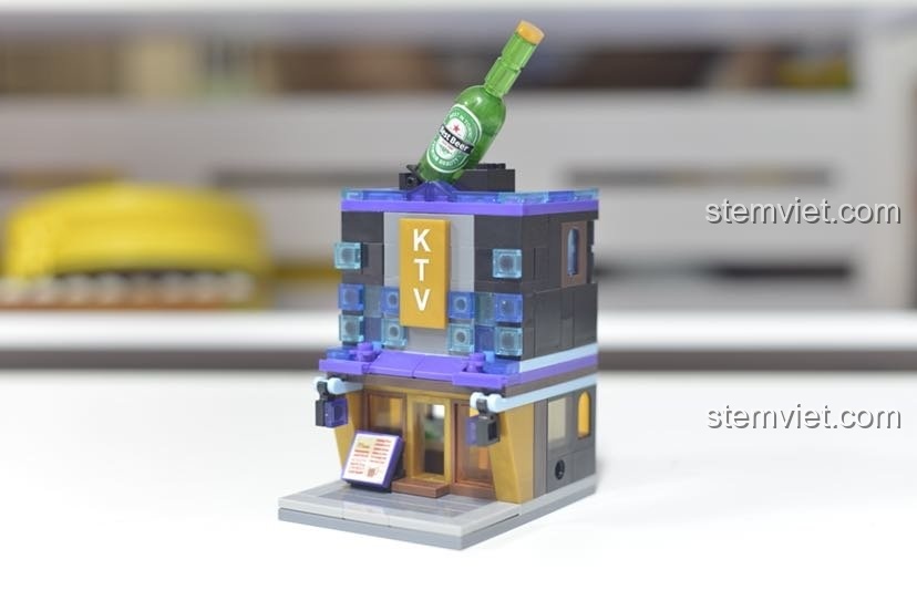 Mô hình Cửa Hàng Karaoke Phố Ngày Lễ Sembo hoàn thiện, nhìn từ góc chính diện, màu sắc sống động.