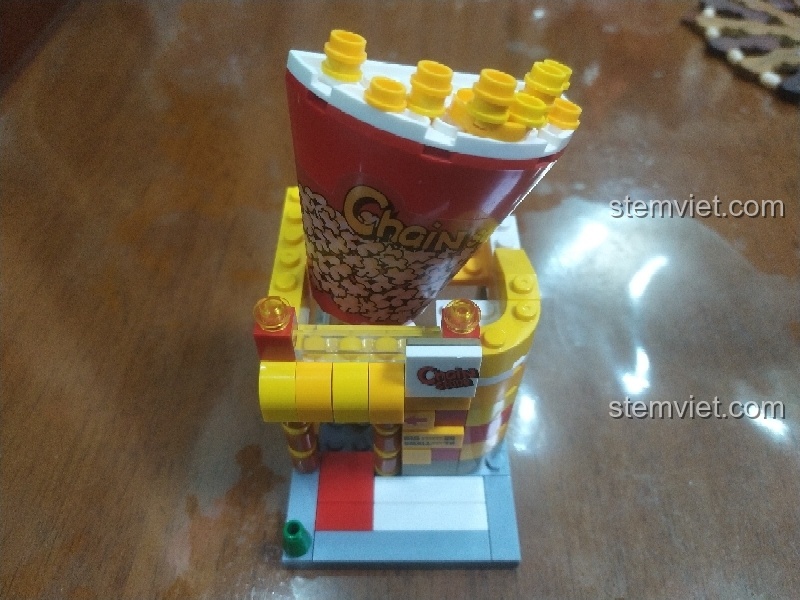 Review SEMBO SD 6050 Mô hình phố ẩm thực, ảnh chụp mô hình hoàn thiện với ly bắp rang khổng lồ trên nóc.
