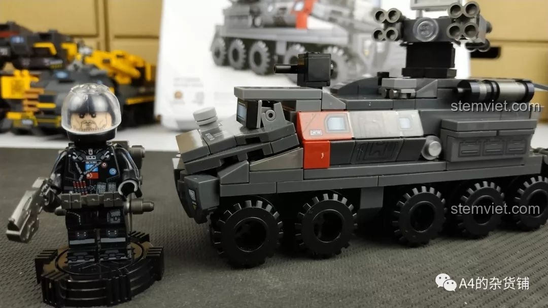 Cận cảnh miếng sticker logo SEMBO và chữ 'Lưu Lạc Địa Cầu' từ bộ lắp ráp, có thể dùng làm bảng trưng bày cho mô hình.